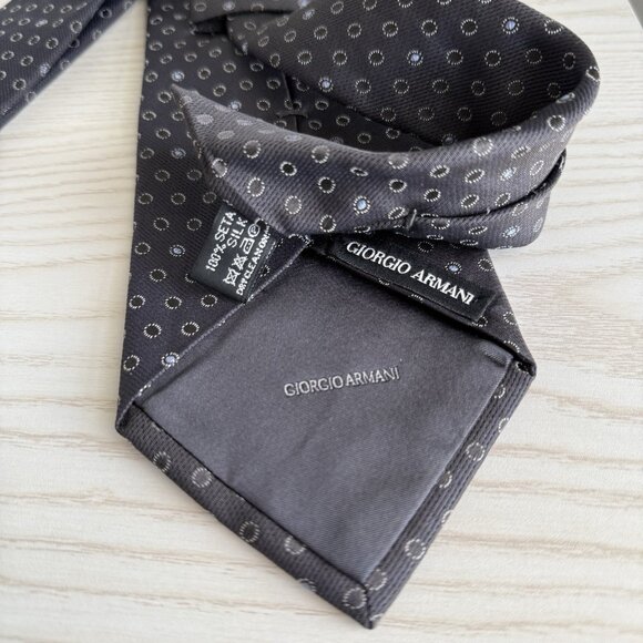 Giorgio Armani 100% Pure Silk Men’s Tie Italy Gray W/ Silver Blue Dots - Picture 5 of 5